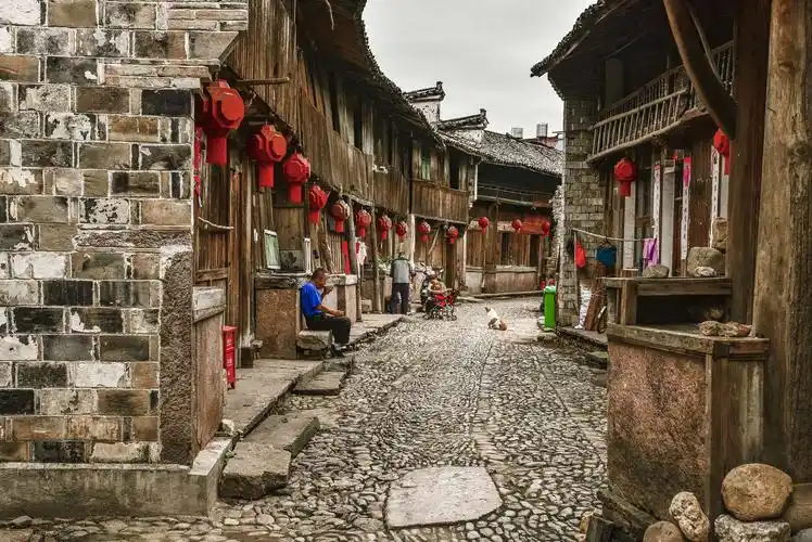 千年的沉淀和积累,皤滩仍保存三华里长鹅卵石铺砌的"龙"型古街