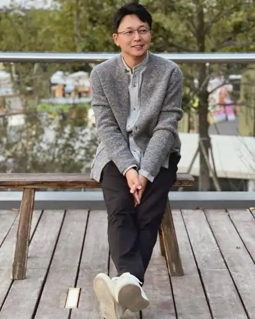 男人过了50岁后,尽量远离这3种"老头色",另外几种衬肤又减龄