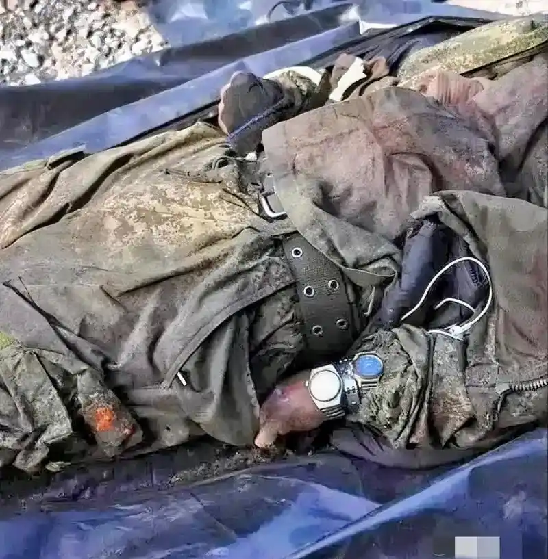 2023年4月,俄乌战场上,一名阵亡俄军的尸体,躺在担架上,他刚刚被从前