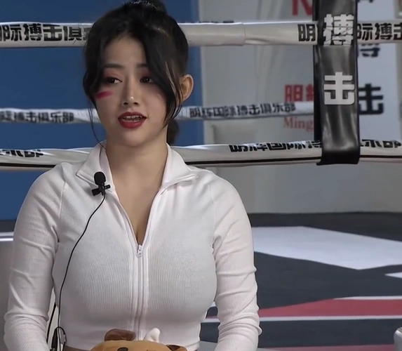 原创古阿扎小野马上演最美女拳手对决身材太好男主持都移不开眼