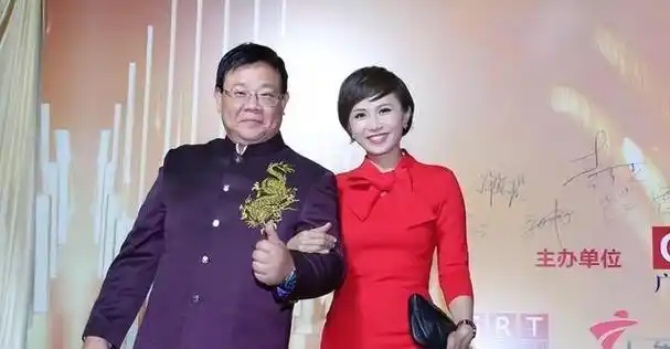 广东台主持人郑达,妻子是一名会计师,至今已恩爱近30年
