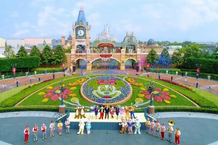 30多位迪士尼员工在上海乐园主入口的米奇大道上,挥舞着双手向到来的