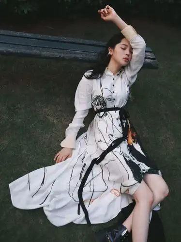 欧阳娜娜穿白色连衣裙确实不赖,冬季内搭照搬她的造型就行啦