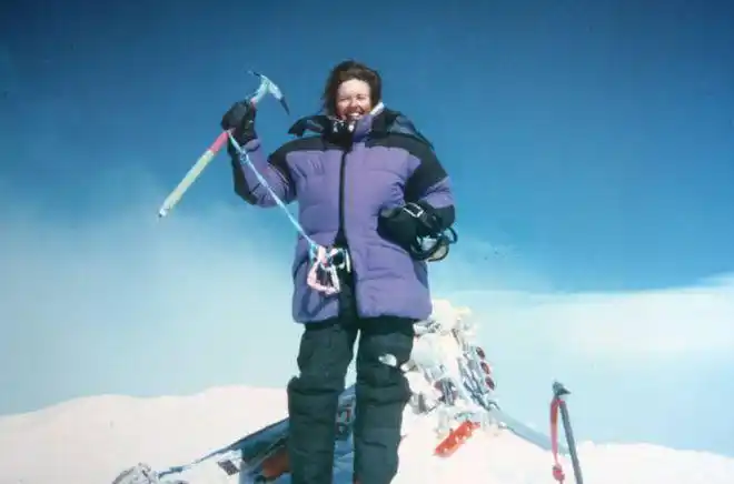 英国登山者乔治·马洛里(george mallory)简单地回答:"因为它就在那里