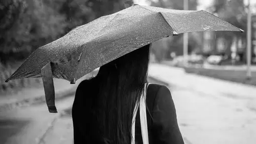 大雨中孤独背影意境写真