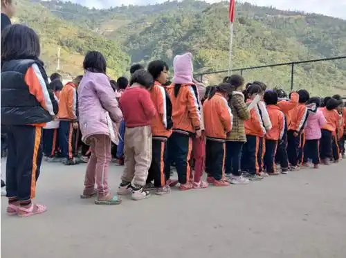 山区学生寒冬穿拖鞋?老兵18天爱心接力,孩子穿上暖和新鞋