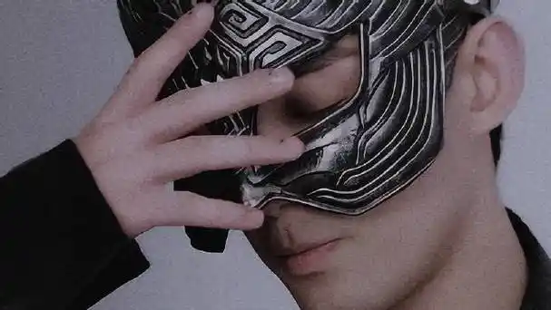 阿隼#吴磊发戴阿诗勒隼同款面具照片告别阿隼,这个面具造型真的是yyds