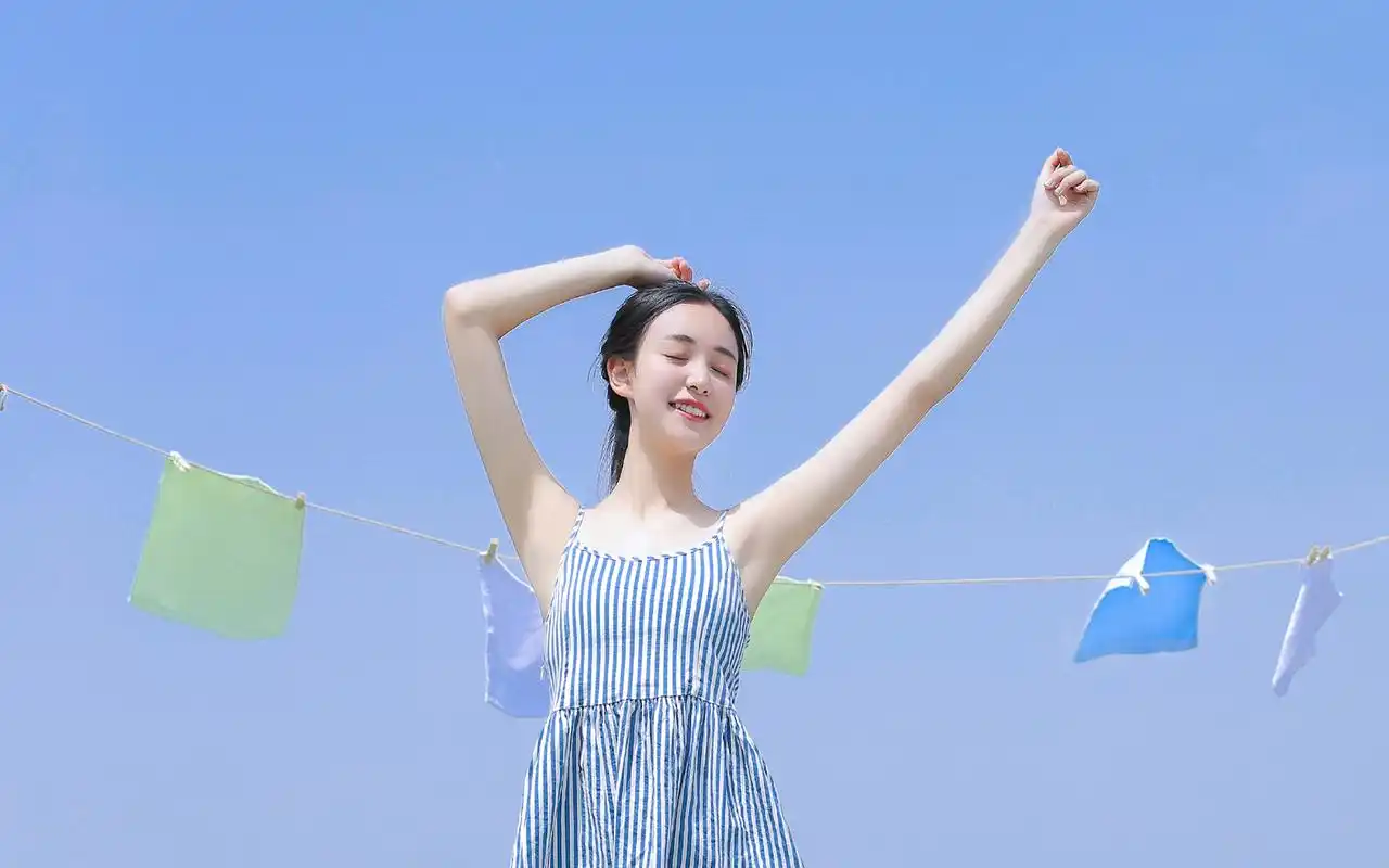 搞笑段子儿子说我不饿中午在幼儿园帮小萱把饭吃了她答应让我亲她一口