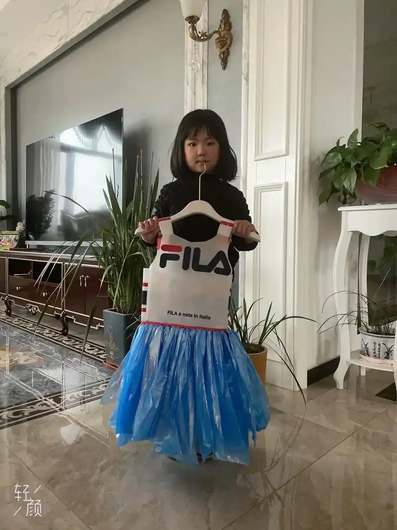 全家总动员.纯手工缝制的环保走秀衣服 - 抖音