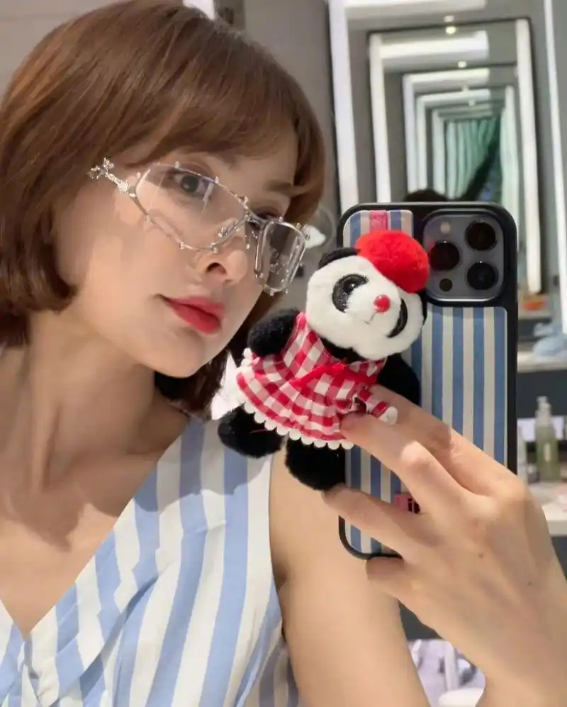 吴昕剪的短发俏皮十足,她晒出生活照满满的青春感,新染的发色特别洋气