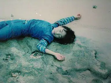 尸模写真:美女演绎"美丽"死亡[组图]