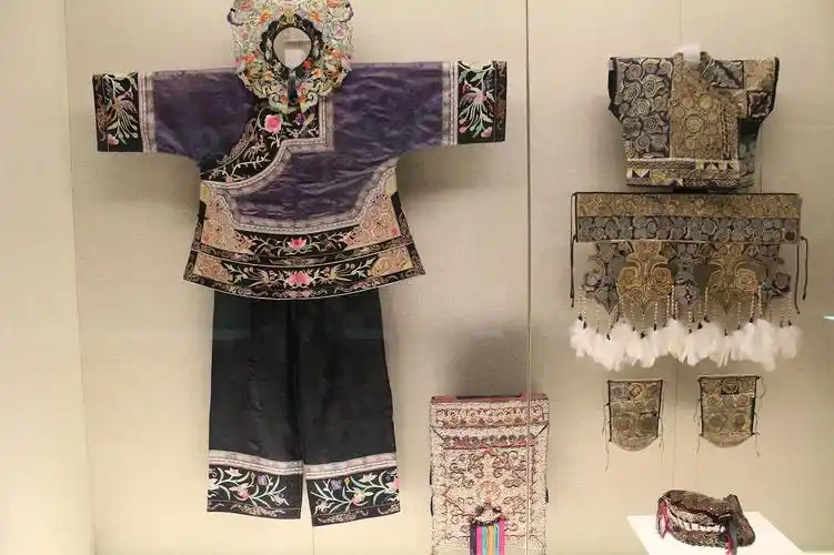 土家族绣花鸟纹女服