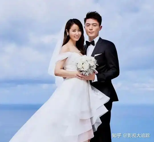 曝冯德伦为舒淇补办婚礼,林心如夫妻等到场见证,中式婚纱仅千元