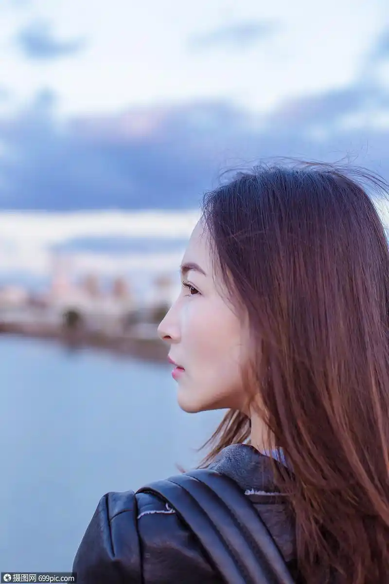 冷酷女人美丽侧脸情绪模特