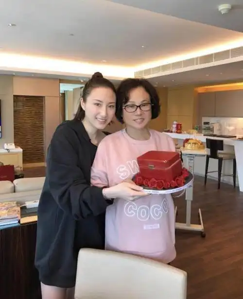 原创何鸿燊三太陈婉珍携何超云戴口罩超市购物母女打扮质朴素颜出镜