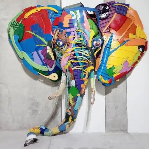 废旧物品组成的艺术雕塑bordaloii