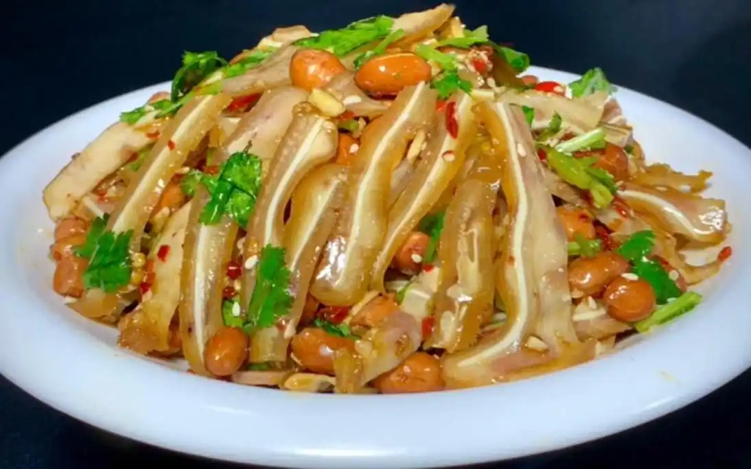 凉拌猪耳朵最经典的家常做法,色泽红亮,香辣开胃脆嫩爽口又解馋