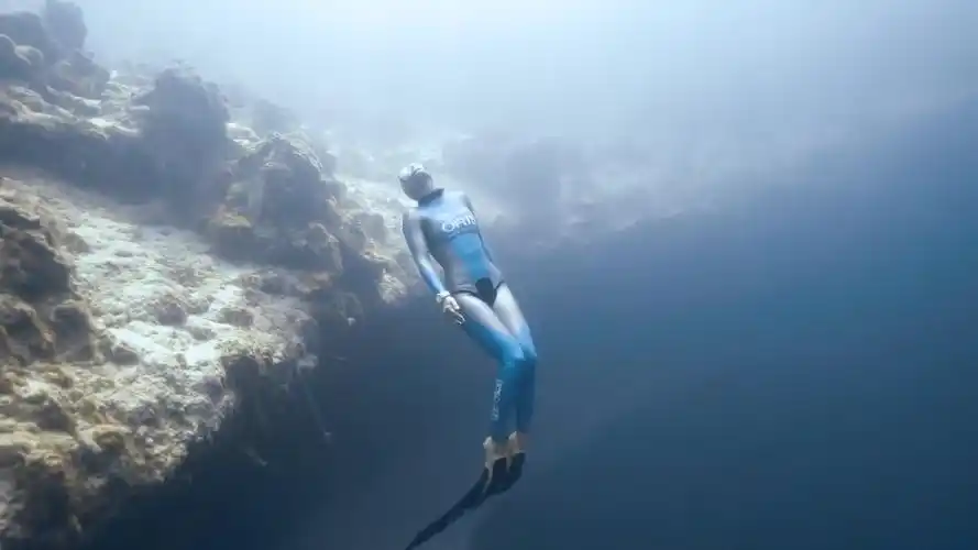 女潜水员 自由潜 freediving