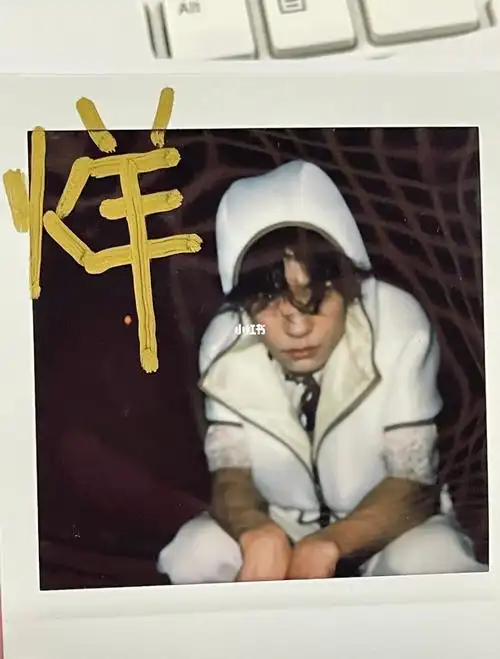 易烊千玺拍立得