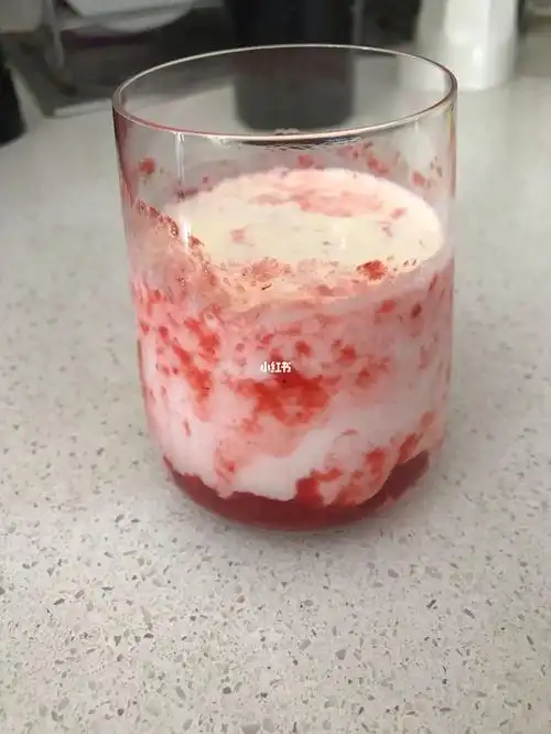 捣鼓一个草莓牛奶