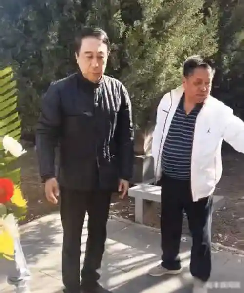冯巩携徒弟祭拜恩师马季贾玲缺席遭质疑不扫墓前尘被讽走过程
