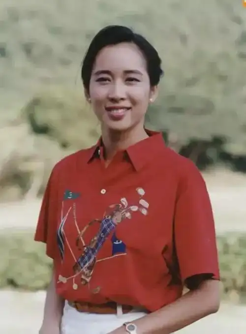 年轻时的朱玲玲的一张照片长得很漂亮也很大气