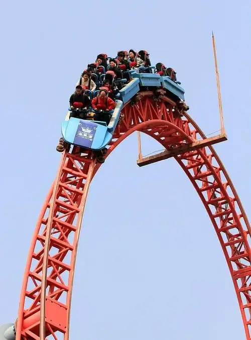 70岁大爷一天坐43次过山车刺激性游乐项目是否应设年龄限制