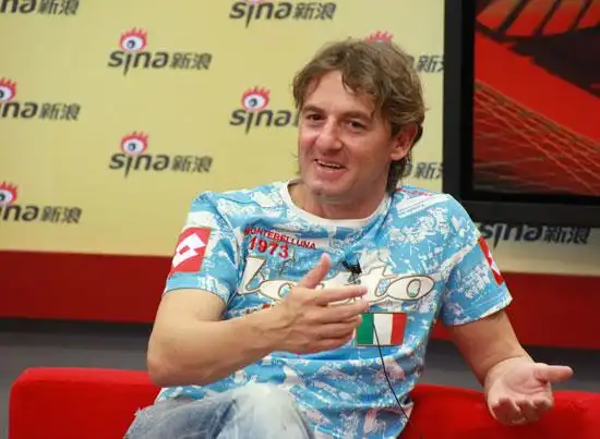 图文-意大利球星西格诺里做客 西格诺里聊得投入