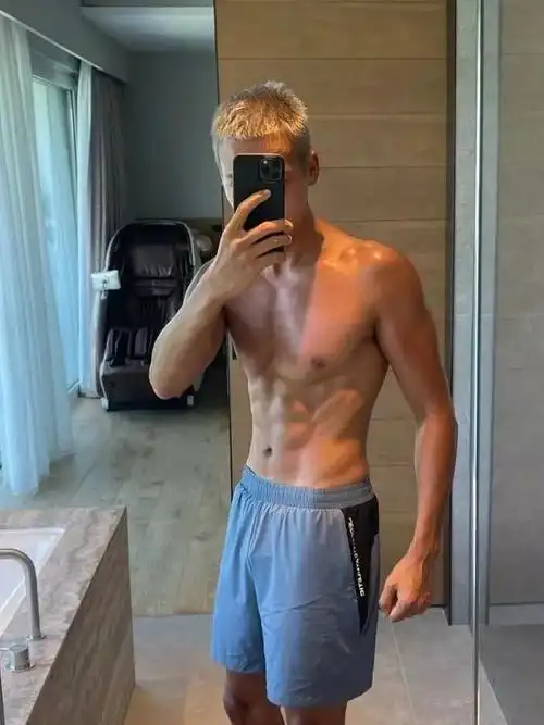 我看很多互联网小编真的是胡乱撰稿,说什么陈伟霆在训练方面是玩命