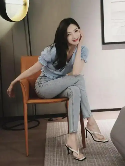 江疏影这状态一般人达不到,穿蓝色针织衫配牛仔裤,踩人字拖也美