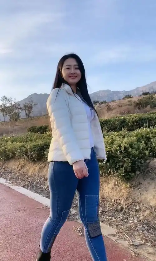 微胖女生的牛仔裤百搭又个性性感时尚