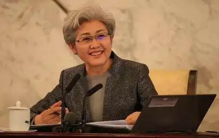 更让他没想到的是,女士竟走到了他的面前,伸出手说,"你好,吉日格楞!