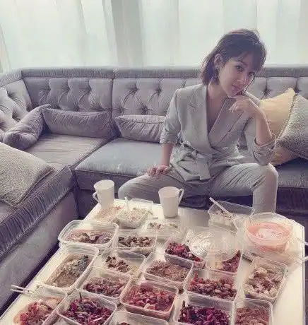 岔着腿的坐姿要多爷们有多也们.身穿浅色西装的杨紫不是一般的霸气!