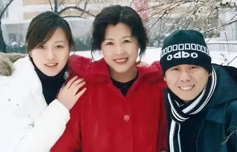 潘长江和妻子结婚三十八年妻子被宠上天如今花甲之年整容成功