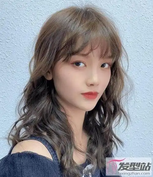 2021中长发卷发最新款 换上新发型显瘦显时尚