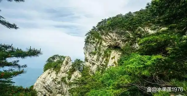 湖北天堂寨风景区位于湖北省黄冈市罗田县境内,以其雄奇的山水风光和