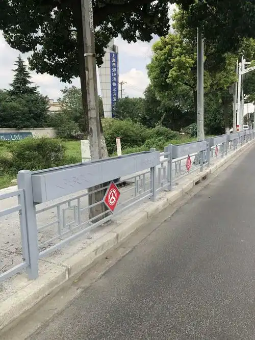 河南郑州安阳新乡常州市政道路护栏中心护栏隔离栏杆边缘护栏围挡