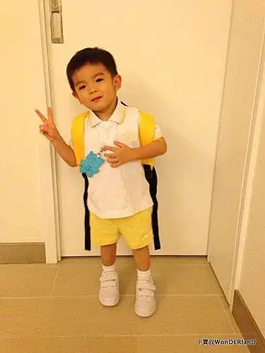 小鬼～ 眨吓眼上学去了!