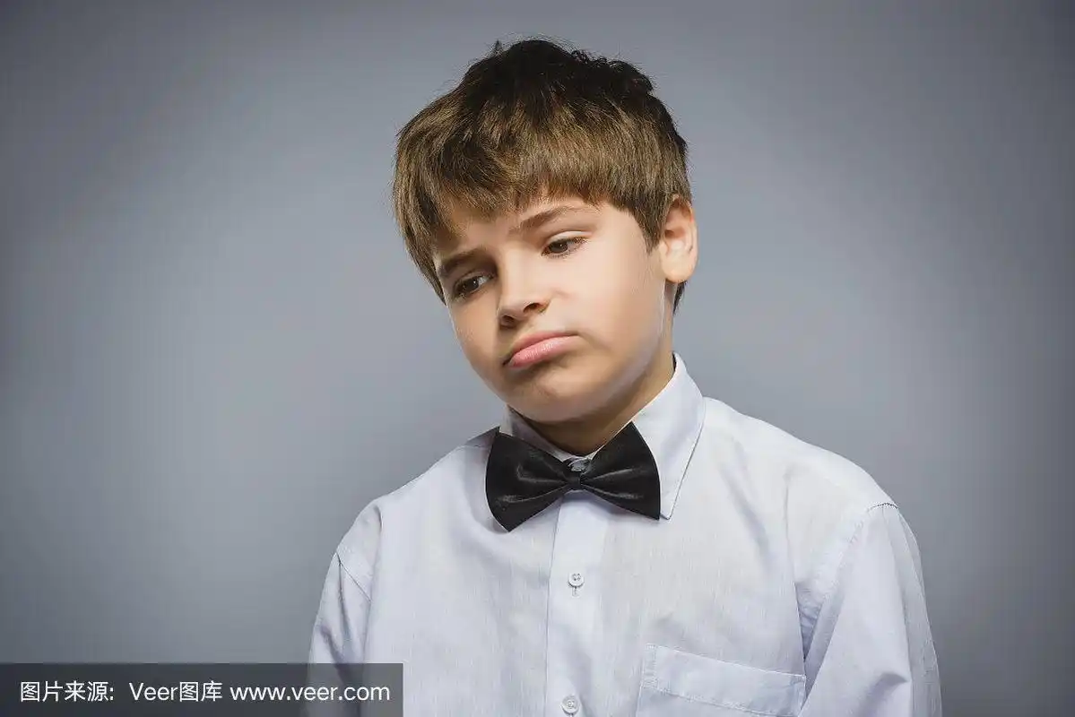 特写悲伤的男孩与担心紧张的脸表情