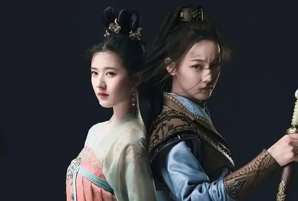 迪丽热巴和赵露思的同框剧照,你喜欢谁的颜?