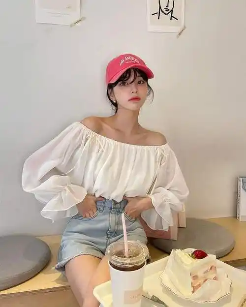 肩膀好看的女生别错过一字肩衬衫轻松展露直角肩颇有女神范儿