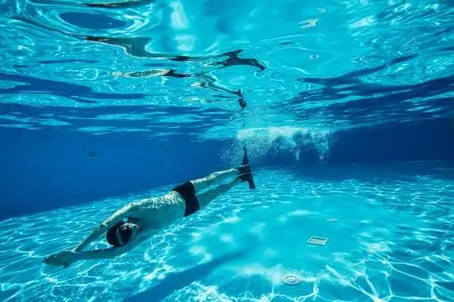 一个像海豚一样游泳的男人,带着一个monofin