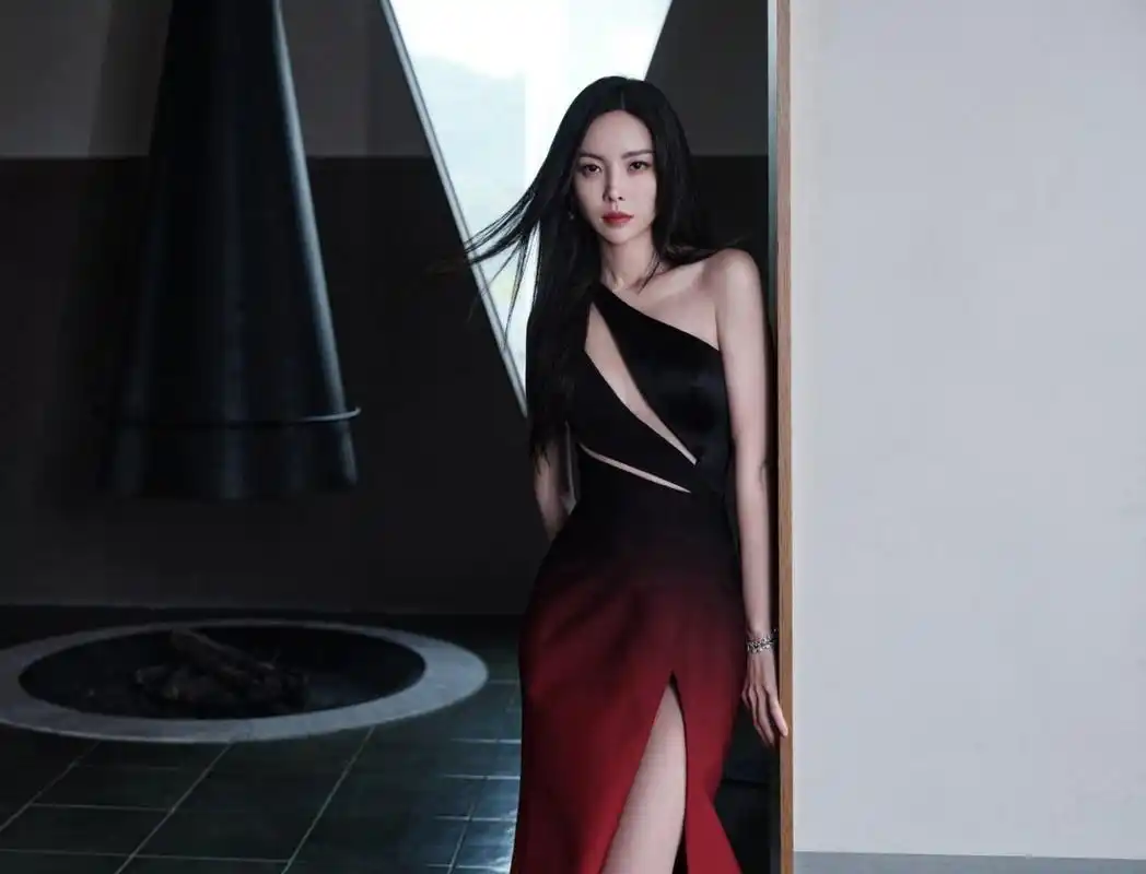 于文文半真空高开叉长裙# 不懂的永别了,一袭镂空暗夜红渐变礼服裙