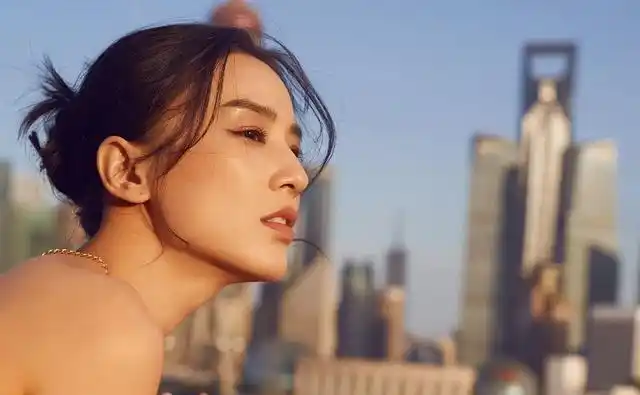 黄圣依嫩绿抹胸礼服秀精致锁骨低盘发眉眼动人诠释优雅魅力