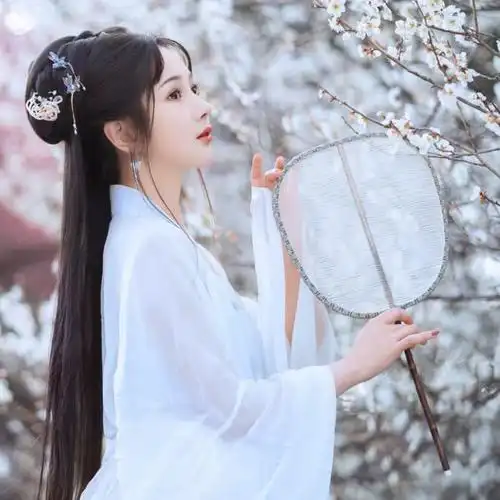 拿扇子白色古风女生头像图片