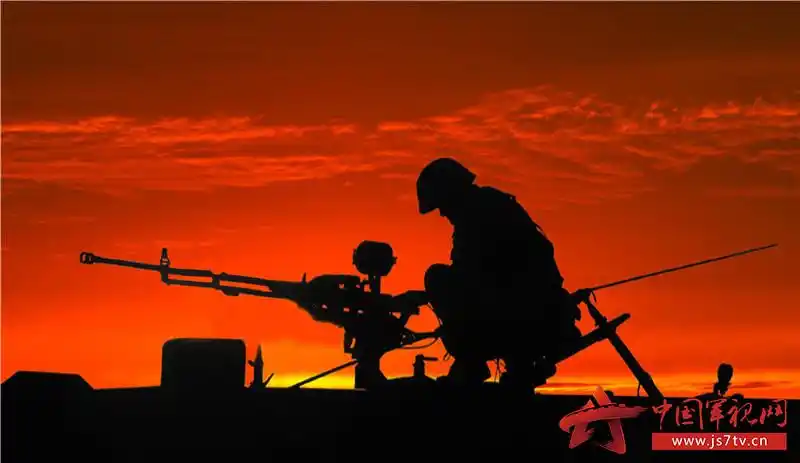 福利贴热血剪影激荡军营铁汉的铿锵韵律