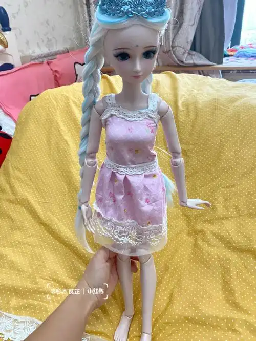 小学的时候有一个盗版的芭比娃娃,我就超爱给娃娃做各种衣服,那时候缝