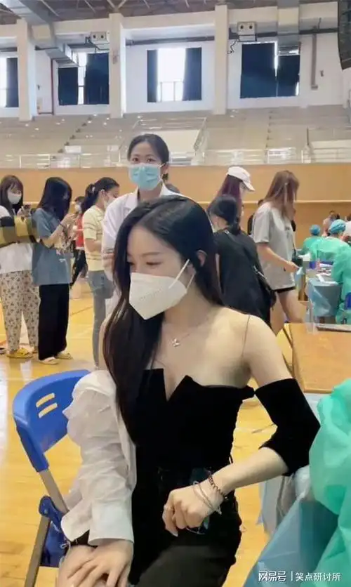 美女穿一字肩打疫苗引热议难道这样打针才有效果