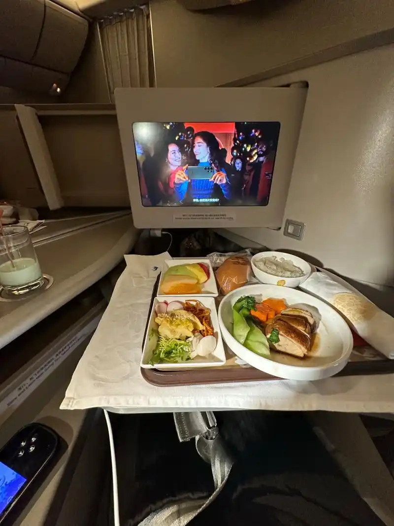 东航的商务舱超级舒适 大飞机比中型飞机豪华很多 超