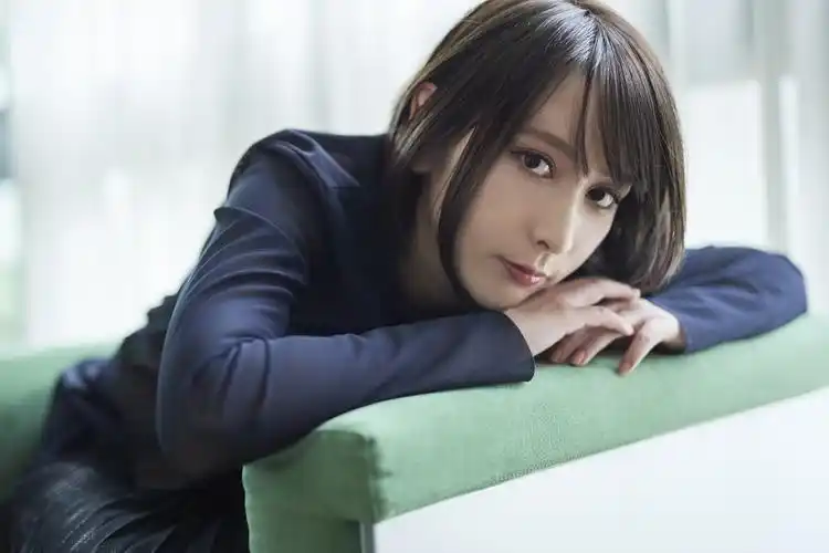 曾演绎无数动漫歌曲的著名歌手蓝井艾露(蓝井エイル)也是一位游戏爱